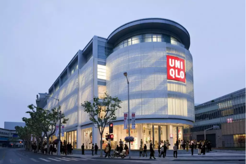 Uniqlo 成功打造 100% 全自动仓储中心，机械手臂连折衣服、包装都能做！
