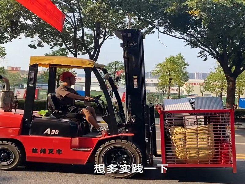开叉车搬行李，这真的不费学长！